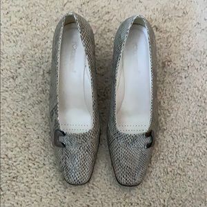 🌟HP🌟Tan/grey animal skin loom heels